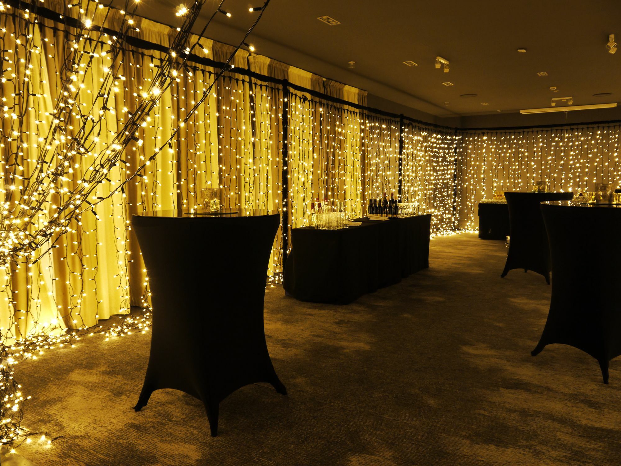 Museum Apartment Hotel, Independent Collection By Evt Веллингтон Экстерьер фото A curtain of LED fairy lights